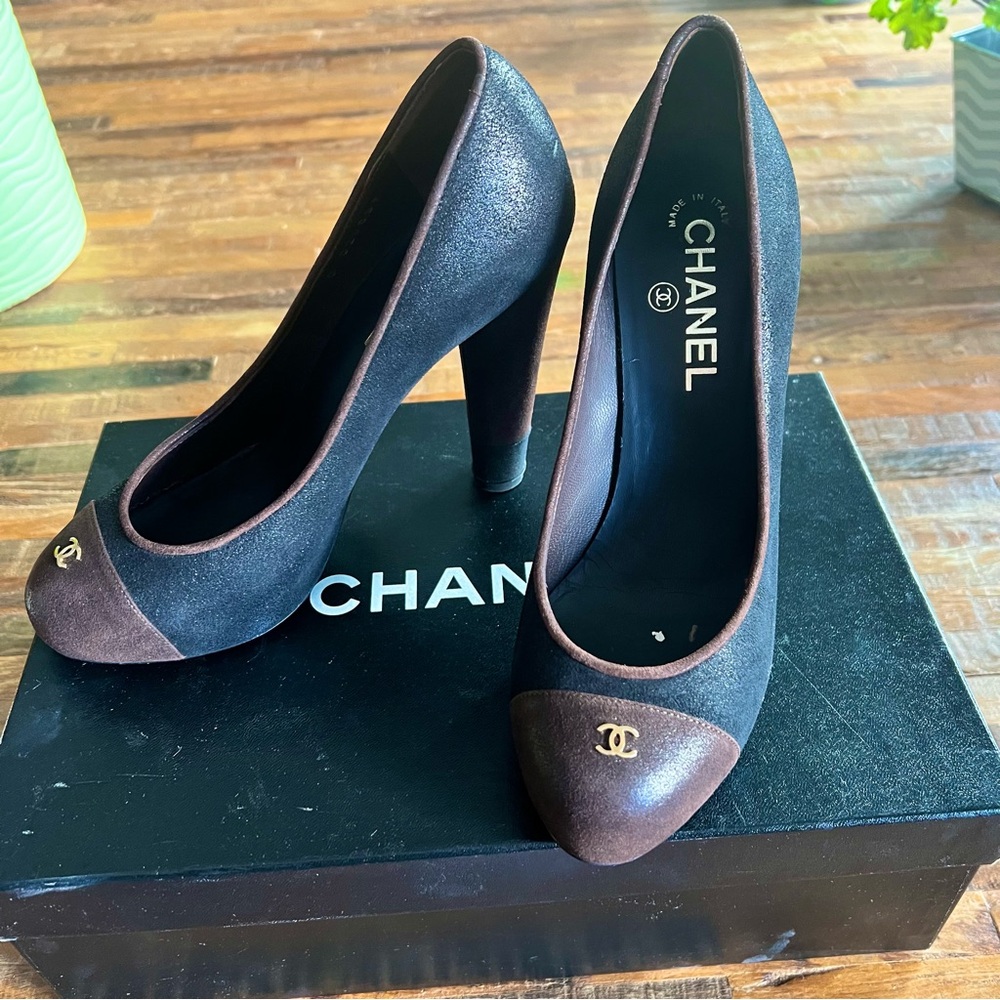 Chanel Interlocking CC Logo Suede Pumps - Size: 7